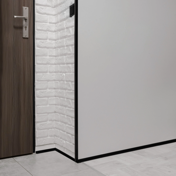 Innenraumansicht mit Tür, Wandverkleidung aus Ziegelimitat und Bodenfliesen