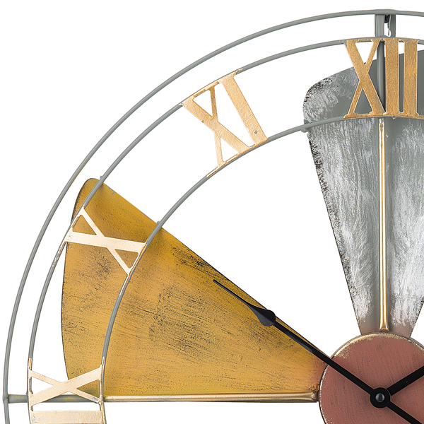 Detailansicht einer dekorativen Wanduhr mit römischen Ziffern.