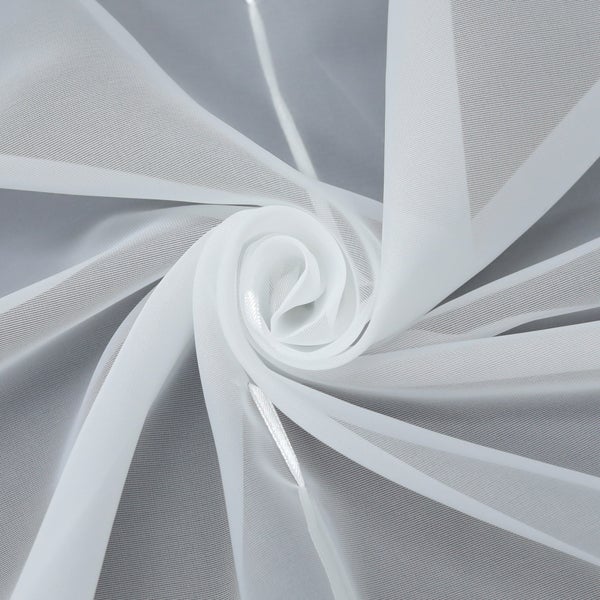 Gerolltes, transparentes Gardinenmaterial