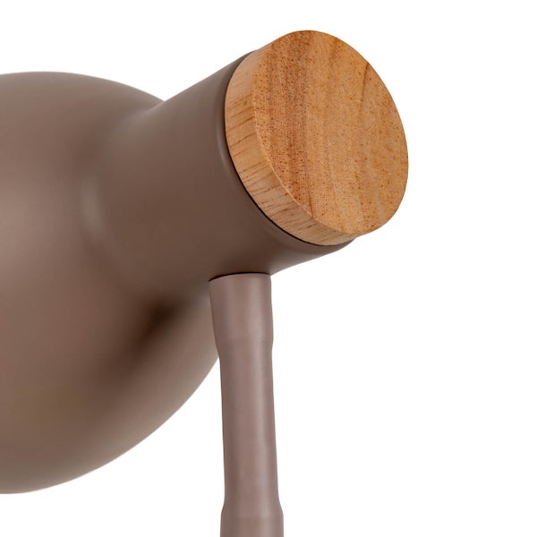 Nahaufnahme einer braunen Tischleuchte mit Holzdetails