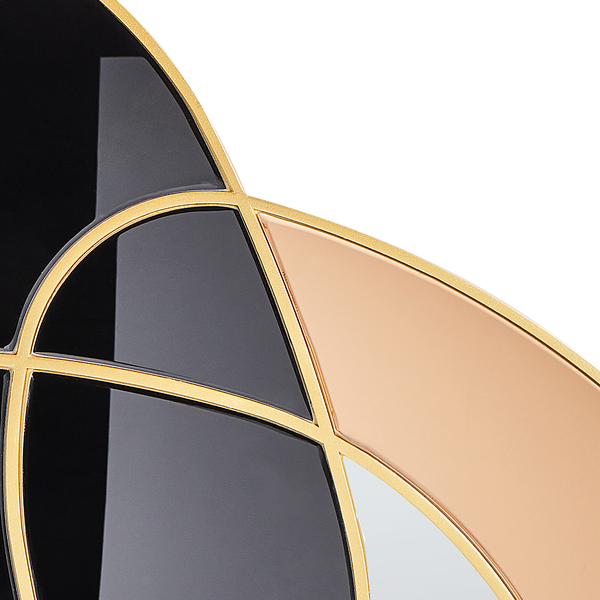 Detailansicht eines Spiegels mit geometrischen Mustern und goldenem Rahmen