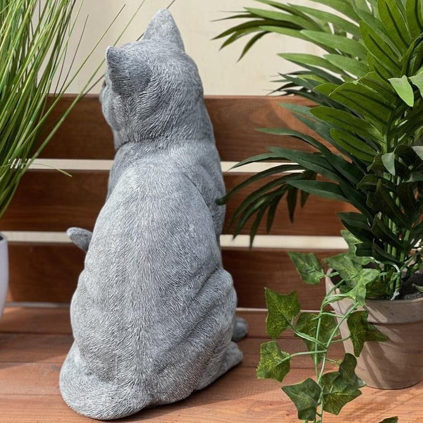 Dekorative Katzenfigur aus Stein für den Garten.