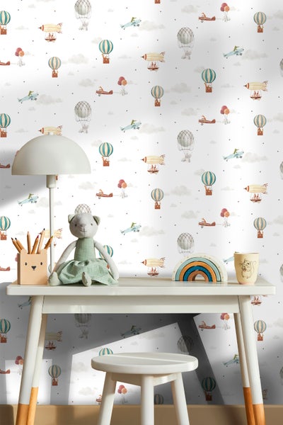 Kinderzimmer mit Flugzeug- und Ballonmotivtapete, Schreibtisch und Stuhl