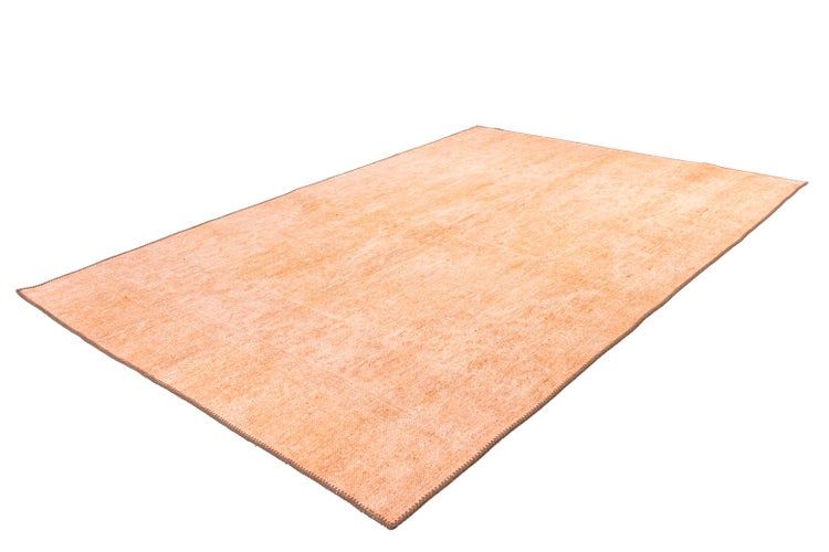Rechteckiger Teppich in Pfirsichfarben mit Vintage-Struktur und flachem Flor.
