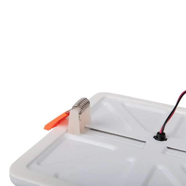 Detailansicht einer LED-Wannenleuchte mit Federklemmen
