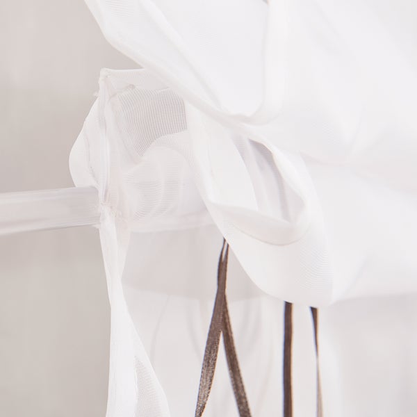 Detailaufnahme einer weißen Gardine mit braunen Bändern