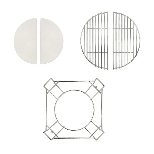 Zubehörset für Keramikgrills mit zweiteiligem Hitzereflektor aus Keramik, zwei Edelstahl-Grillrosten und einem Zubehörhalter aus Metall.