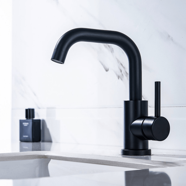 Moderne schwarze Waschtischarmatur mit Einhebelmischer auf einem Waschbecken vor einer Fliesenwand mit Marmoroptik