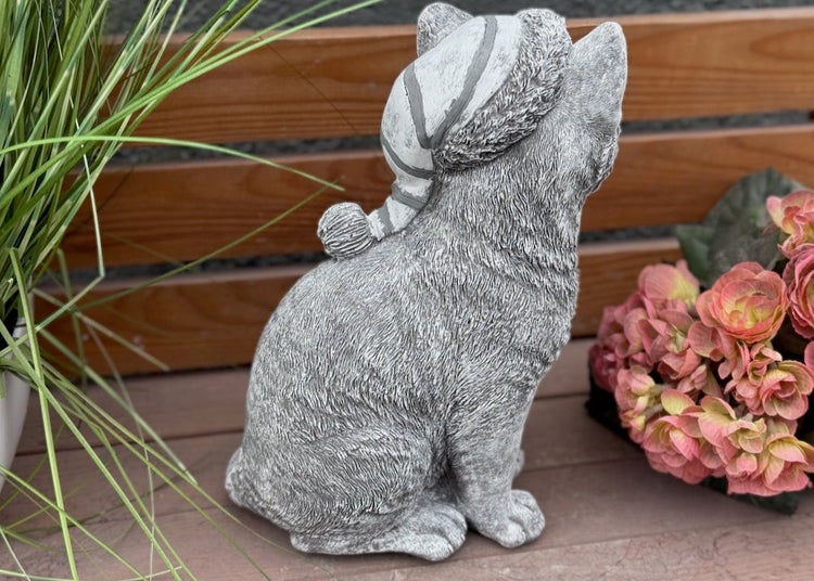 Steinfigur Katze mit Weihnachtsmütze als Dekoration für den Garten
