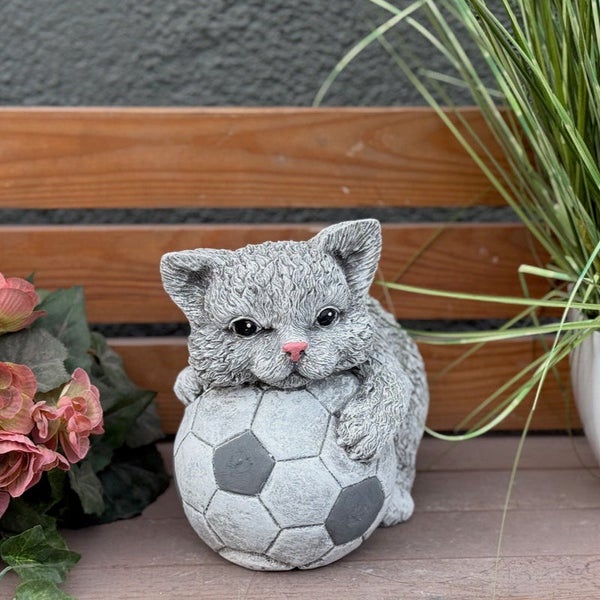 Gartenfigur Katze mit Fußball aus Steinguss für die Gartendekoration