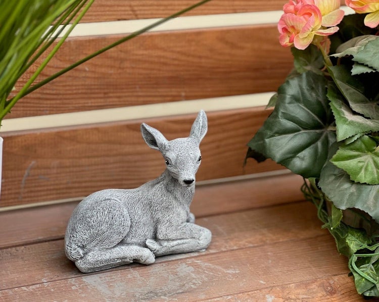 Dekofigur liegendes Rehkitz in Steinoptik für den Garten