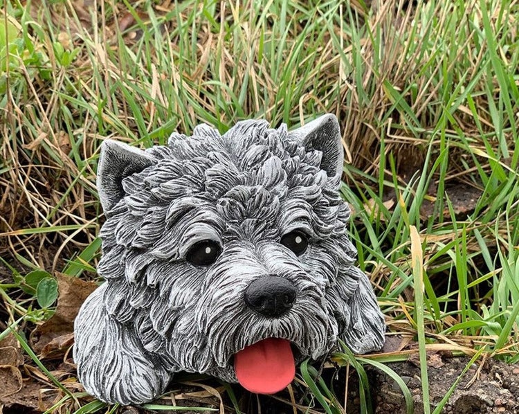 Gartenfigur Hundekopf aus wetterfestem Kunststein im Gras