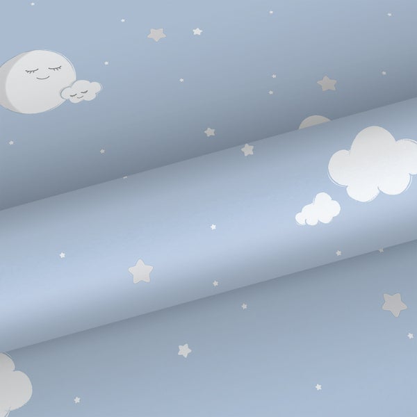 Kinderzimmer mit Wolken Tapete, Holzleiter und Stofftieren in einem Korb.