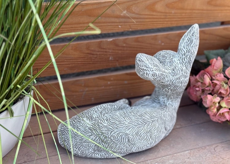 Dekorative Tierfigur aus Stein in Form eines liegenden Rehkitzes zur Gartendekoration