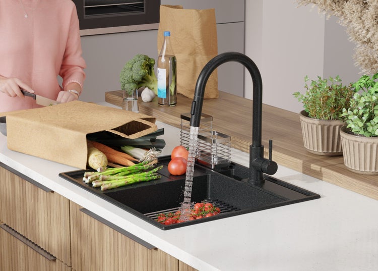 Küchenszene mit Spüle, Armatur und frischem Gemüse