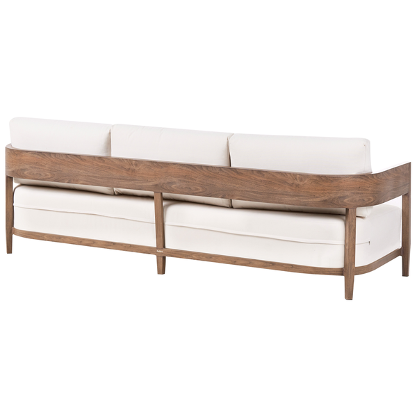 Rückansicht eines Holzsofas mit drei weißen Sitzkissen