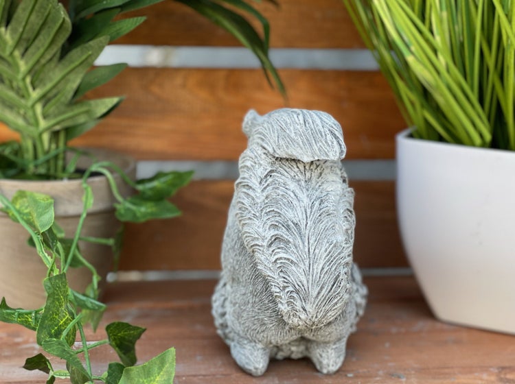 Dekorative Gartenfigur in Form eines Eichhörnchens aus Steinoptik, ideal für die Gartendekoration oder Balkongestaltung.