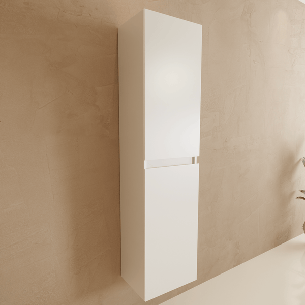 Hoher Badezimmerschrank zur Wandmontage mit zwei Türen in schlichtem Design.