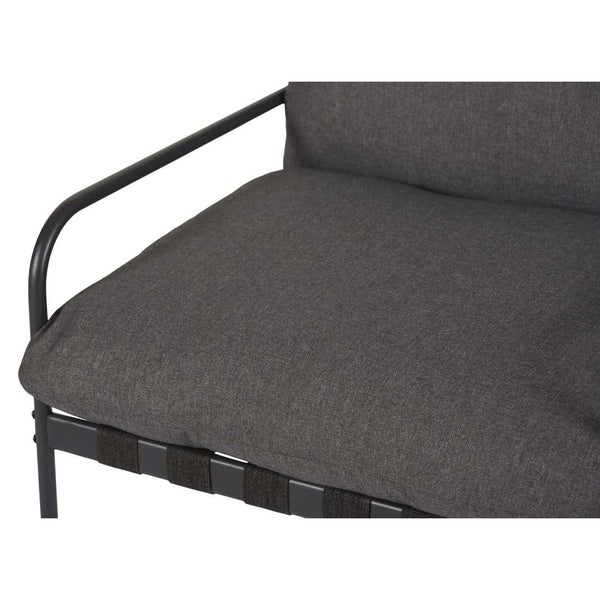 Detailansicht eines Sessels mit Metallrahmen und gepolstertem Sitzkissen.