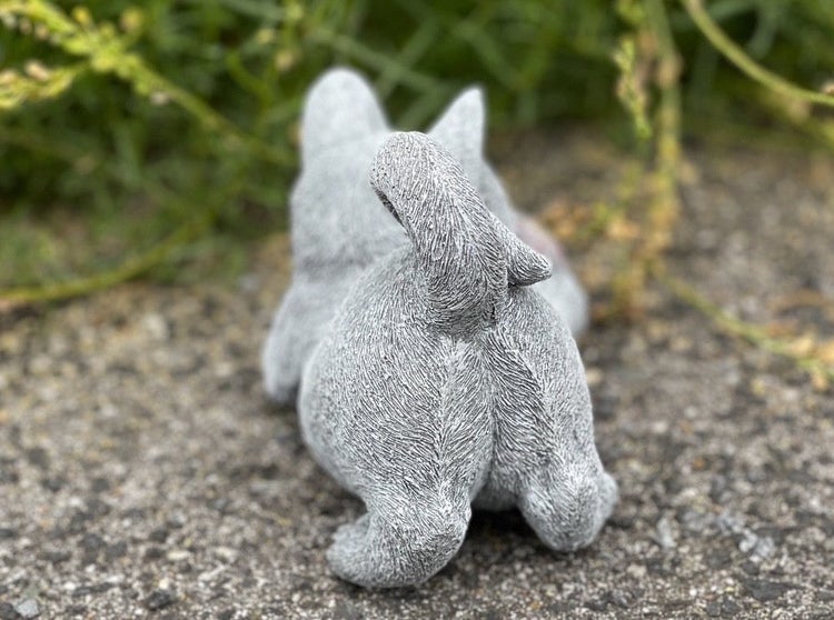Steinfigur Hund in liegender Position aus wetterfestem Material für den Garten