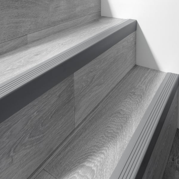 Detailaufnahme einer Treppe mit Treppenkantenprofil