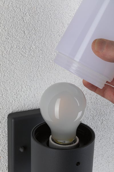Montageanleitung für eine zylindrische Deckenleuchte mit 230 Volt Direktanschluss und Anschlussbox für eine einfache Verkettung.