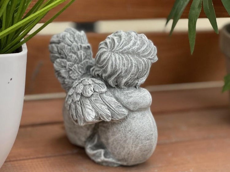 Steinfigur Engel, sitzende Engelsfigur für den Garten, witterungsbeständige Dekoration aus Steinguss.