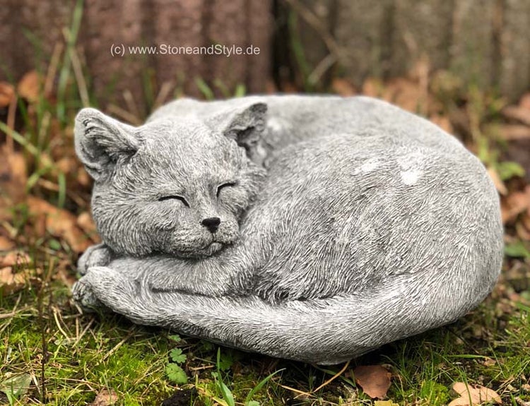 Gartenfigur schlafende Katze aus Steinguss für den Außenbereich