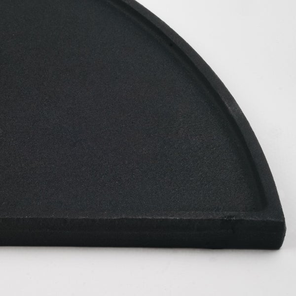 Nahaufnahme einer schwarzen Viertelkreisplatte