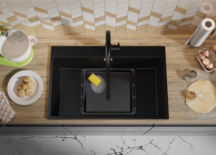 Küchenszene mit Spüle, Armatur, Geschirr und Backutensilien von oben