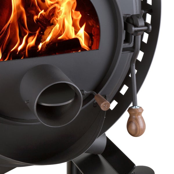 Detailansicht eines Kaminofens mit Flammen im Brennraum