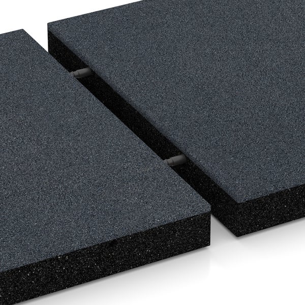 Detailansicht von zwei verbundenen, dunklen Terrassenplatten aus Gummi