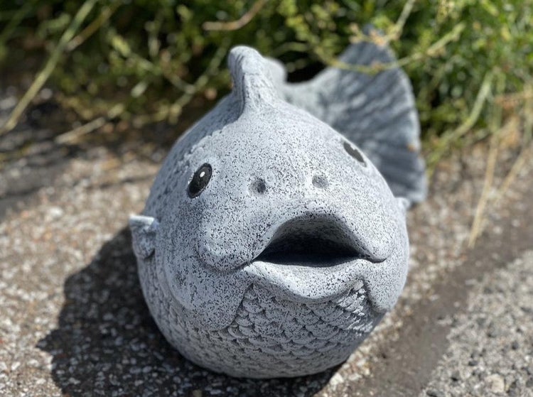 Steinfigur Fisch als Gartendekoration aus Steinguss für den Außenbereich