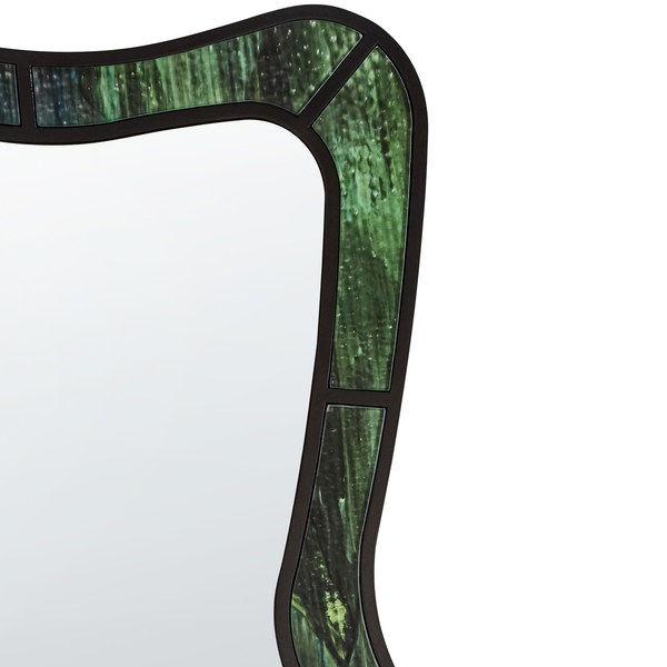 Detailansicht eines Spiegels mit gemustertem Rahmen