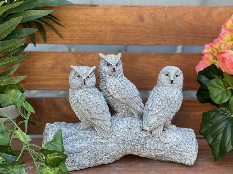 Drei Eulen als Gartenfigur aus Steinoptik auf einem Ast sitzend zur Dekoration im Außenbereich
