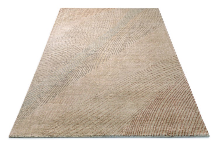 Rechteckiger Teppich mit feinem diagonalem Streifenmuster in Beige, Blau und Braun.