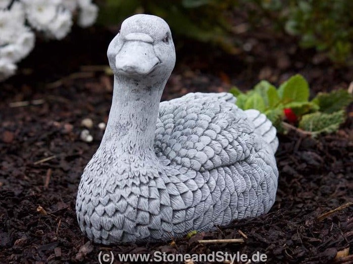 Gartenfigur in Form einer Gans aus Steinguss für die Gartendekoration.
