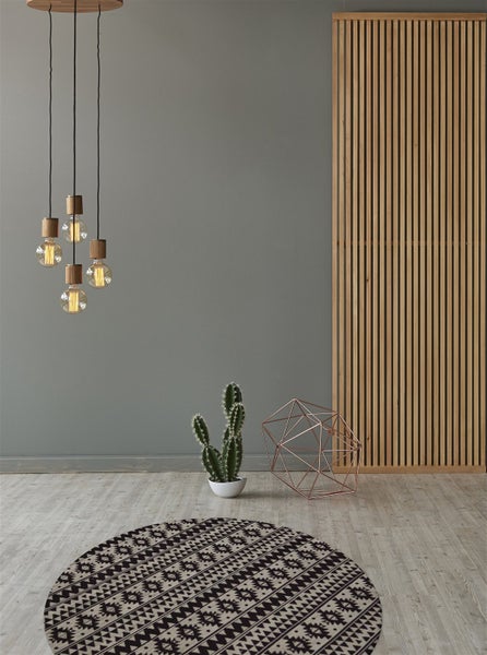 Modernes Wandpaneel aus Holzlamellen in einem minimalistisch eingerichteten Raum mit Pendelleuchte, Kaktus und dekorativem Drahtobjekt.