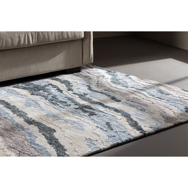 Teppich mit abstraktem Muster unter einem Sofa