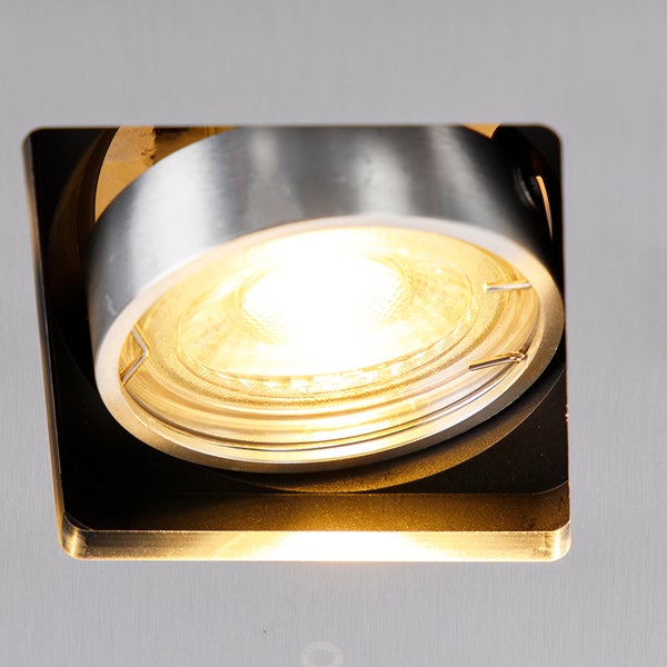 Einbaustrahler mit runder Lichtquelle in quadratischer Fassung.
