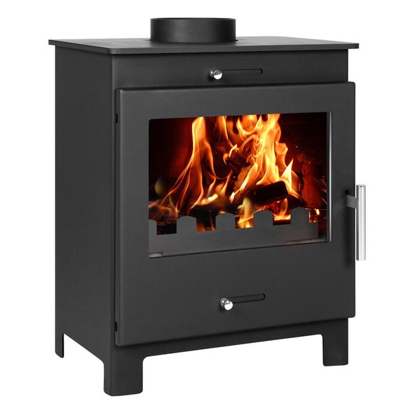 Schwarzer Kaminofen aus Stahl mit brennendem Holzfeuer hinter der Glasscheibe und silberfarbenem Griff.