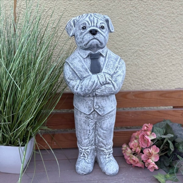 Gartenfigur Hund als Mann verkleidet mit Krawatte und Anzug stehend aus Stein