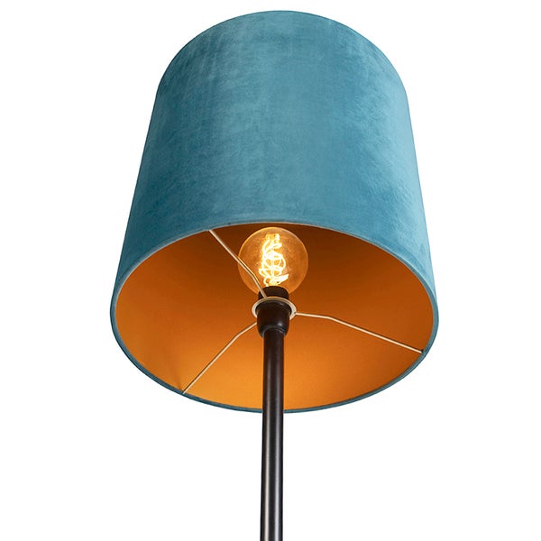 Stehlampe mit Lampenschirm aus Stoff und warmem Licht