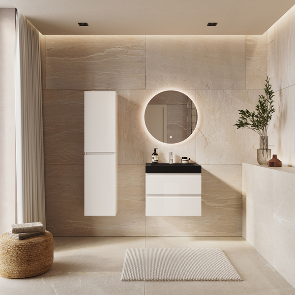 Modernes Badezimmer mit wandhängendem Waschtischunterschrank, beleuchtetem Rundspiegel, Hochschrank, großen Fliesen und natürlichem Dekor.
