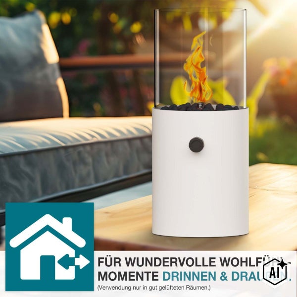 Tischkamin mit Glaszylinder und Flamme auf einem Holztisch stehend für den Innen und Außenbereich inklusive Piktogramm für die Verwendung.