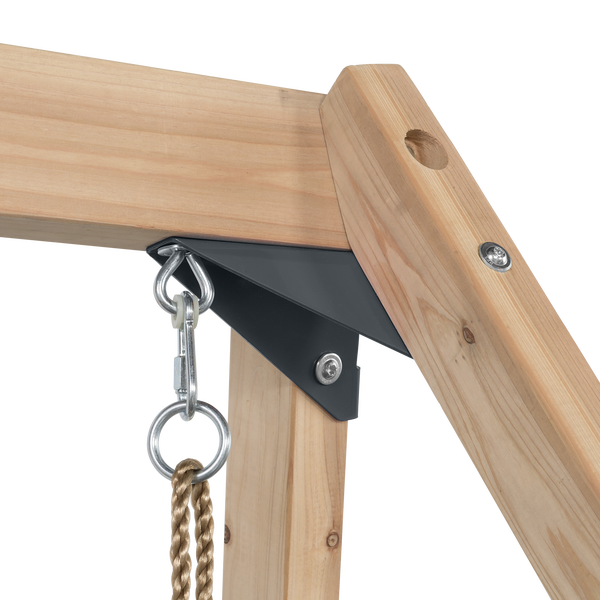 Detailansicht einer Holzschaukel mit Metallbefestigungen und Seil