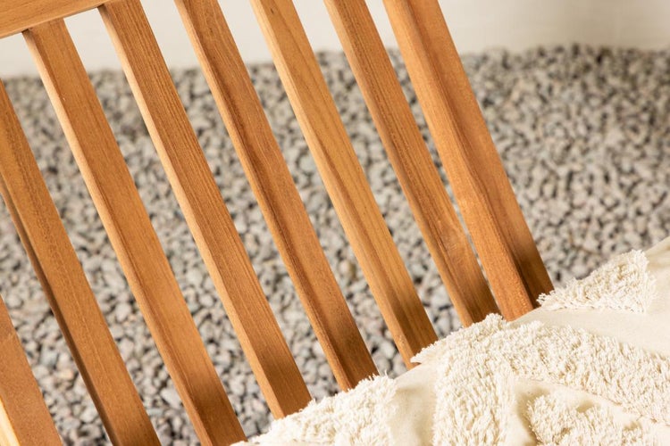 Detailansicht eines Holzstuhls mit Kissen