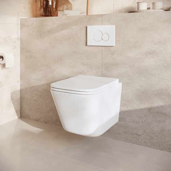 Wandhänge WC mit Spülkastenbetätigungsplatte in modernem Badezimmer mit beige gefliesten Wänden.