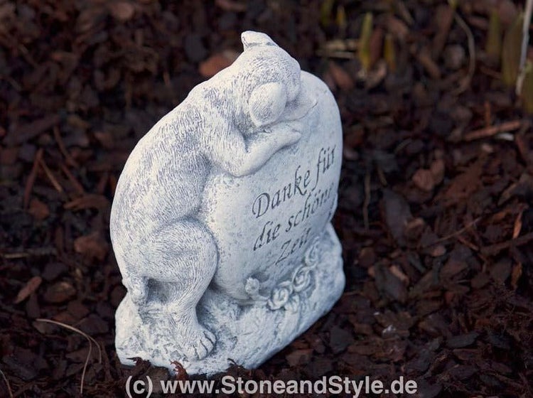 Steinfigur Grabschmuck Hund lehnt an einem Herz mit Inschrift Danke für die schöne Zeit für den Garten.