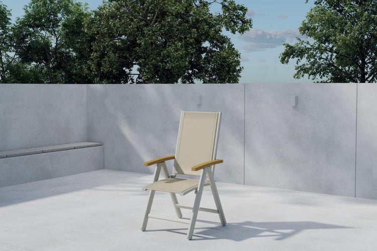 Gartensessel aus Holz und Stoff im Außenbereich